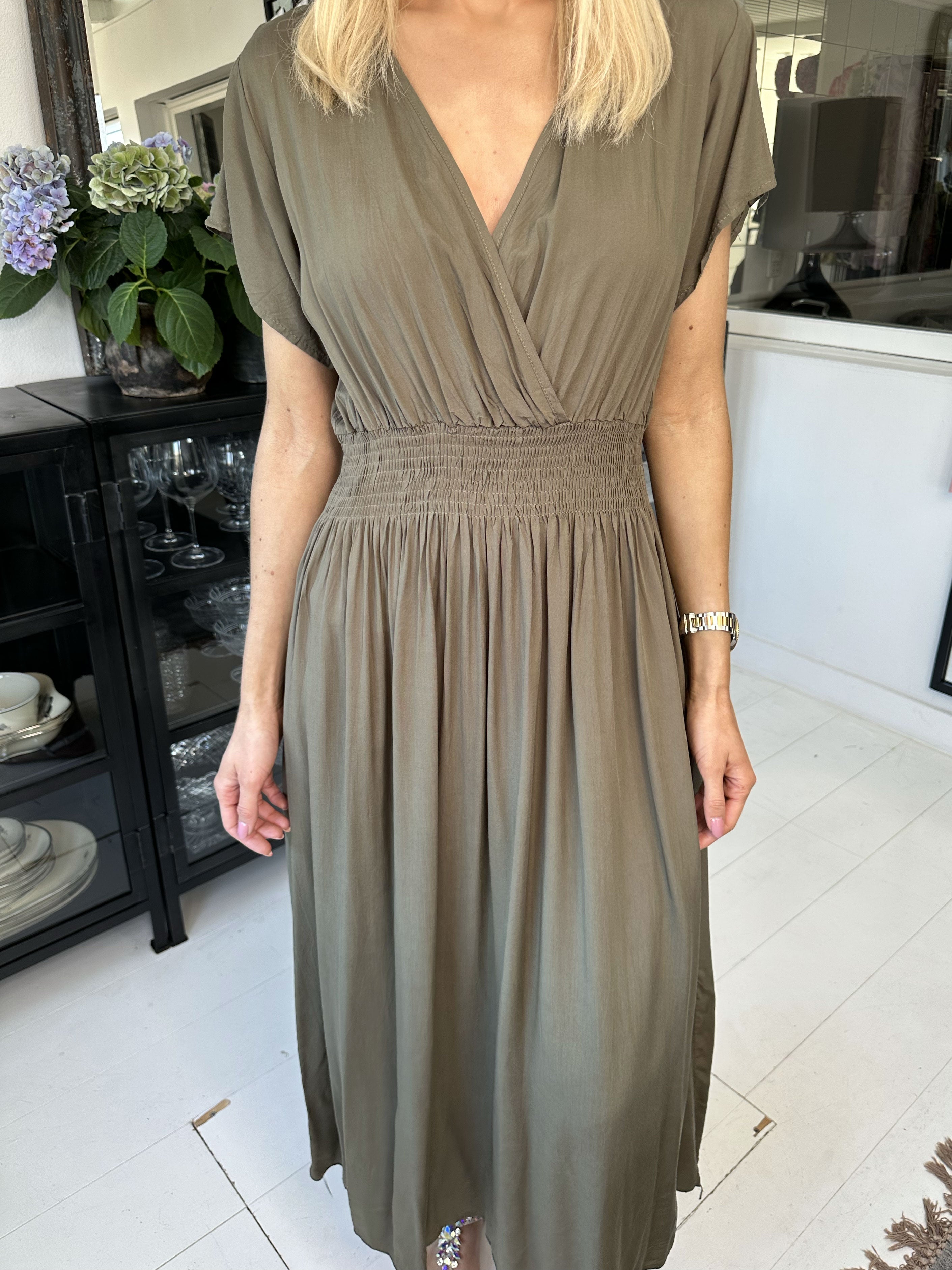 Misha - Sød lang plain kjole i viskose med smock